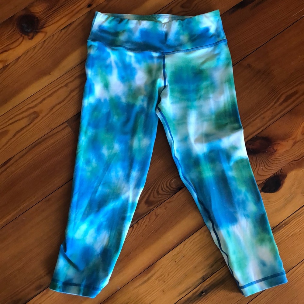 Cropped leggings.